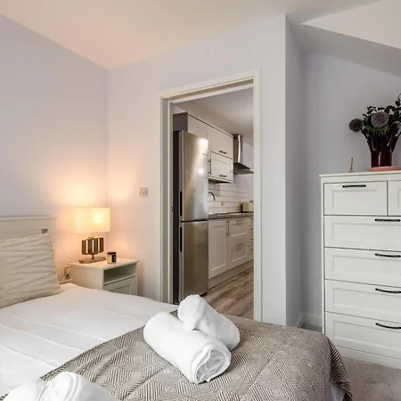 Modern 1 Bedroom *